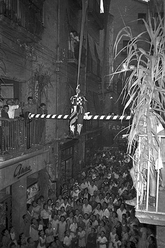 Espectacle del Tarlà durant les Festes del carrer de l'Argenteria. Recuperació de la tradició de fer girar el Tarlà, després de gairebé 10 anys de parèntesi. 1960
