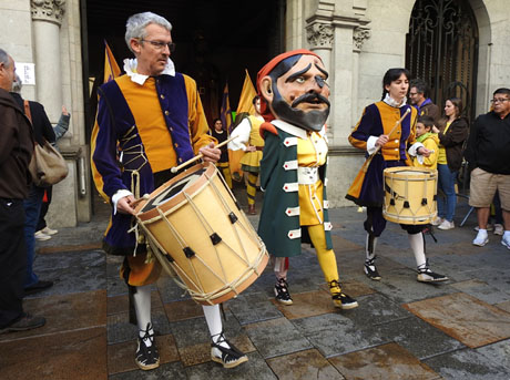 Fires de Sant Narc&iacute;s 2024. Toc de rams. Cerim&ograve;nia del canvi de rams de les gegantes