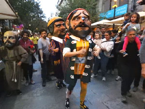 Fires de Sant Narc&iacute;s 2024. Passejada amb els capgrossos pels carrers del Barri Vell