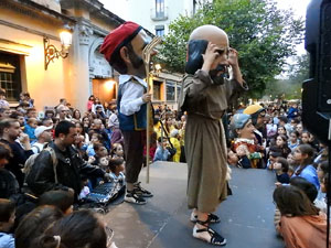 Fires de Sant Narc&iacute;s 2024. Passejada amb els capgrossos pels carrers del Barri Vell