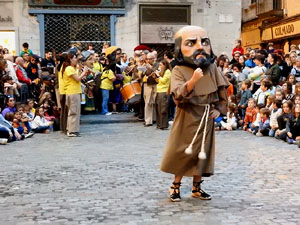 Fires de Sant Narc&iacute;s 2024. Passejada amb els capgrossos pels carrers del Barri Vell