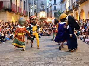 Fires de Sant Narc&iacute;s 2024. Passejada amb els capgrossos pels carrers del Barri Vell
