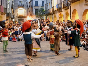 Fires de Sant Narc&iacute;s 2024. Passejada amb els capgrossos pels carrers del Barri Vell