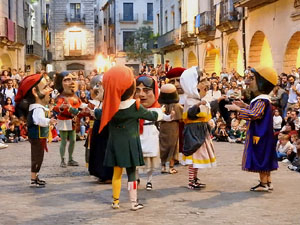 Fires de Sant Narc&iacute;s 2024. Passejada amb els capgrossos pels carrers del Barri Vell