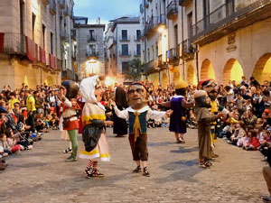 Fires de Sant Narc&iacute;s 2024. Passejada amb els capgrossos pels carrers del Barri Vell