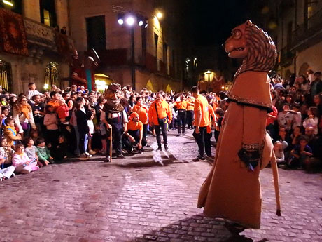 Fires de Sant Narcís 2024. El pregó. Ballades a la plaça del Vi