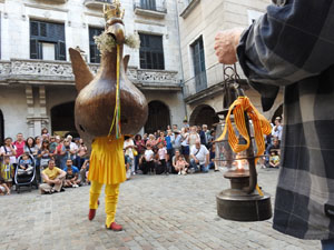 Arribada a la pla&ccedil;a del Vi i ball de l'&Agrave;liga de la Ciutat