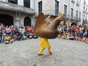 Arribada a la pla&ccedil;a del Vi i ball de l'&Agrave;liga de la Ciutat