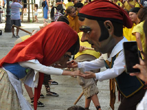 Cercavila de la Flama del Canig&oacute; 2024 fins la pla&ccedil;a del Vi