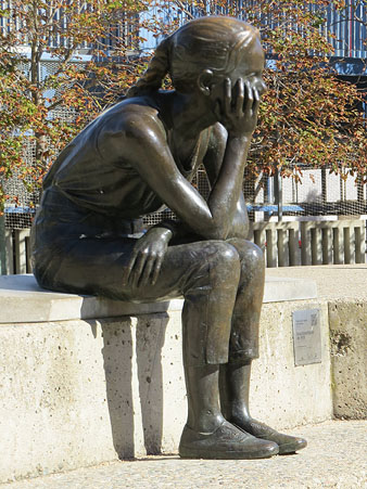 L'escultura a la plaça de l'U d'octubre de 2017
