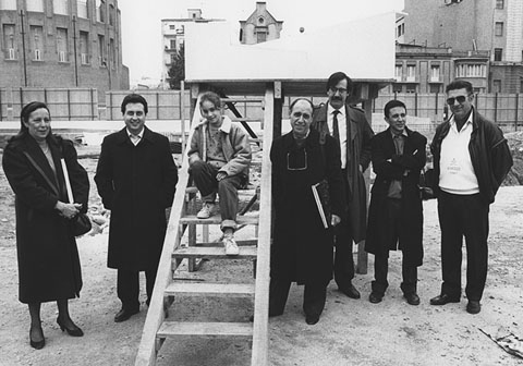D'esquerra a dreta: la mare de la nena, el regidor Miquel Fañanàs, Maria del Mar Cabeza, l'escultor Francisco López, el regidor Josep Quintanas, l'arquitecte Elíes Torres i el pare de la nena. 1990