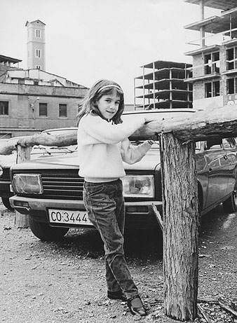 Retrat de Maria del Mar Cabeza Capellán a la plaça de l'U d'octubre de 2017. 1986