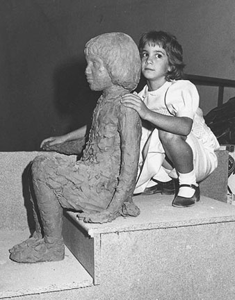 Primer modelatge en plastilina de l'escultura fet per Francisco López, quan la model Maria del Mar Cabeza tenia quatre anys. 1983