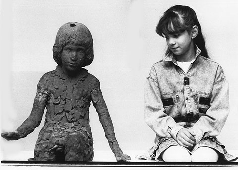 Maria del Mar Cabeza i el primer model en plastilina. 1989