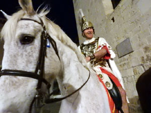 Setmana Santa 2024 a Girona. Sortida dels Manaies per lliurar el Penó