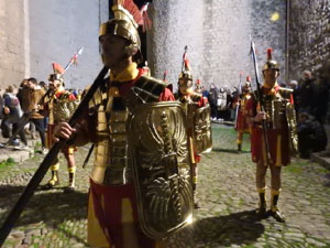 Setmana Santa 2024 a Girona. Sortida dels Manaies per lliurar el Penó