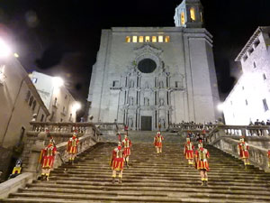 Setmana Santa 2024 a Girona. Sortida dels Manaies per lliurar el Pen&oacute;