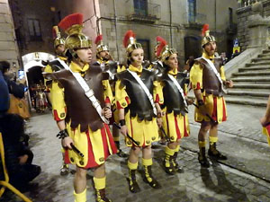 Setmana Santa 2024 a Girona. Sortida dels Manaies per lliurar el Pen&oacute;