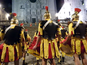 Setmana Santa 2024 a Girona. Sortida dels Manaies per lliurar el Pen&oacute;