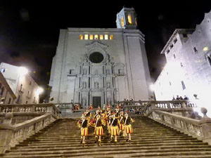 Setmana Santa 2024 a Girona. Sortida dels Manaies per lliurar el Pen&oacute;