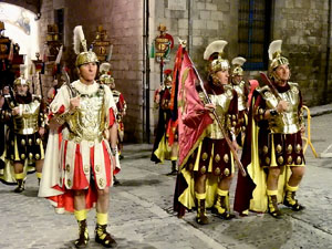 Setmana Santa 2024 a Girona. Sortida dels Manaies per lliurar el Pen&oacute;