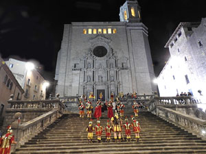Setmana Santa 2024 a Girona. Sortida dels Manaies per lliurar el Pen&oacute;