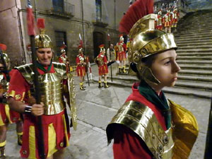 Setmana Santa 2024 a Girona. Sortida dels Manaies per lliurar el Pen&oacute;