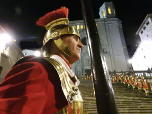 Setmana Santa 2024 a Girona. Sortida dels Manaies per lliurar el Pen&oacute;