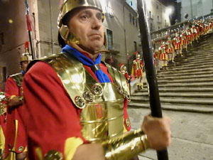 Setmana Santa 2024 a Girona. Sortida dels Manaies per lliurar el Pen&oacute;