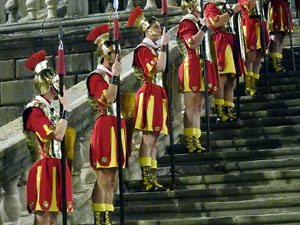 Setmana Santa 2024 a Girona. Sortida dels Manaies per lliurar el Pen&oacute;