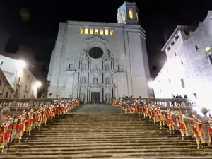 Setmana Santa 2024 a Girona. Sortida dels Manaies per lliurar el Pen&oacute;