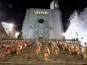 Setmana Santa 2024 a Girona. Sortida dels Manaies per lliurar el Pen&oacute;