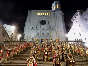 Setmana Santa 2024 a Girona. Sortida dels Manaies per lliurar el Pen&oacute;