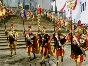 Setmana Santa 2024 a Girona. Sortida dels Manaies per lliurar el Pen&oacute;