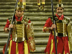 Setmana Santa 2024 a Girona. Sortida dels Manaies per lliurar el Pen&oacute;