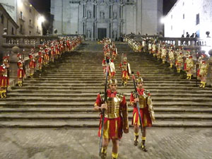 Setmana Santa 2024 a Girona. Sortida dels Manaies per lliurar el Pen&oacute;