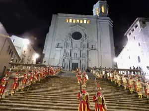 Setmana Santa 2024 a Girona. Sortida dels Manaies per lliurar el Pen&oacute;