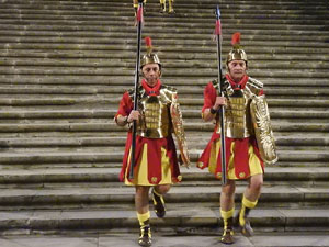 Setmana Santa 2024 a Girona. Sortida dels Manaies per lliurar el Pen&oacute;