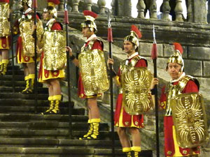 Setmana Santa 2024 a Girona. Sortida dels Manaies per lliurar el Pen&oacute;