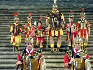 Setmana Santa 2024 a Girona. Sortida dels Manaies per lliurar el Pen&oacute;