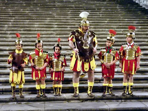 Setmana Santa 2024 a Girona. Sortida dels Manaies per lliurar el Pen&oacute;