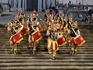 Setmana Santa 2024 a Girona. Sortida dels Manaies per lliurar el Pen&oacute;