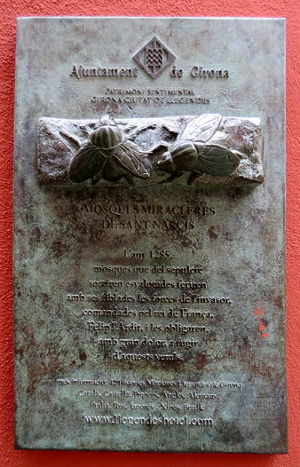 Placa explicativa del nom del carrer de les Mosques