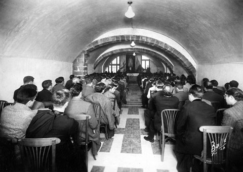 Reunió dels membres de la Federació de Joves Cristians de Catalunya (FJCC), coneguts com fejocistes, a la casa Carles, amb l'assistència del bisbe Josep Cartañà. Presideix la sala una imatge del Sagrat Cor de Jesús. 1936