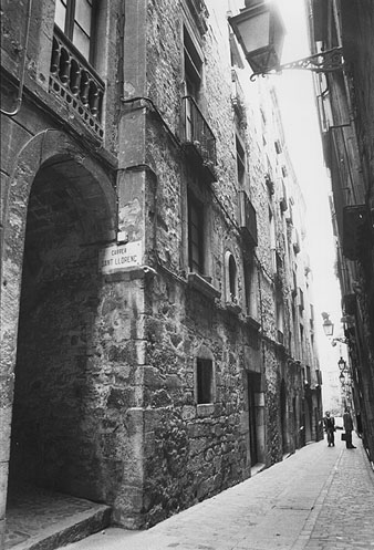 Cantonada de la casa anomenada de Sant Lloren&ccedil; amb el carrer de la For&ccedil;a. 1989