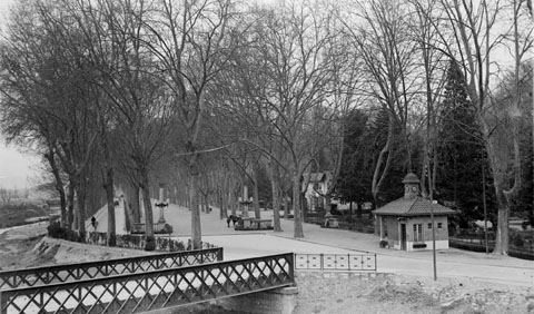 Pont del Rellotge sobre el riu G&uuml;ell, amb la Caseta del Rellotge a la dreta. 1928