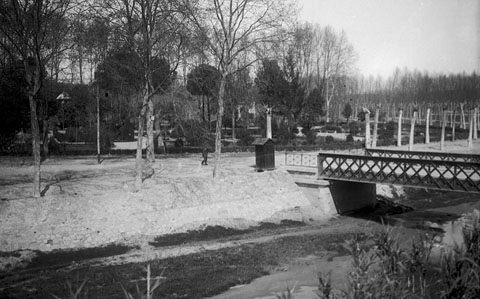 L'anomenat pont del Rellotge (1878) sobre el riu G&uuml;ell. Al centre de la imatge s'observa una caseta de burots, anterior a la constru&iuml;da el 1926