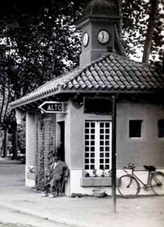 La Caseta del Rellotge amb un burot. Ca. 1930