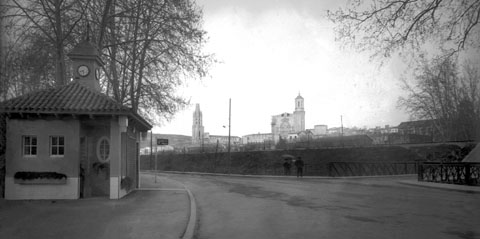 Passeig de la Devesa amb la Caseta del Rellotge, a l'esquerra, i el pont hom&ograve;nim, a la dreta. 1926