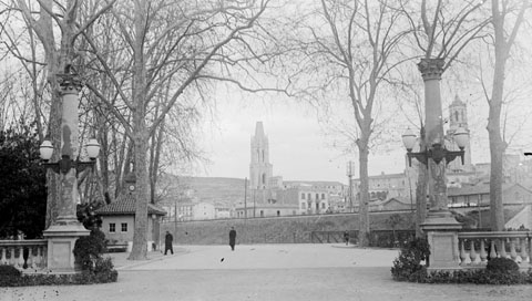 Entrada al Parc de la Devesa. A l'esquerra, la Caseta del Rellotge. 1930-1940
